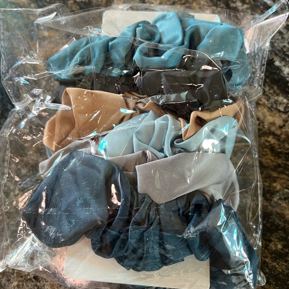 Kitsch Satin Scrunchie Set - Picture 5 of 5